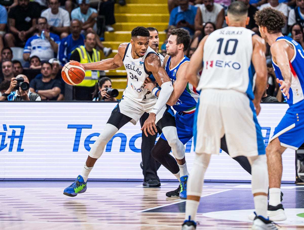 美国男篮碾压意大利男篮，西蒙斯绝境逆转的简单介绍